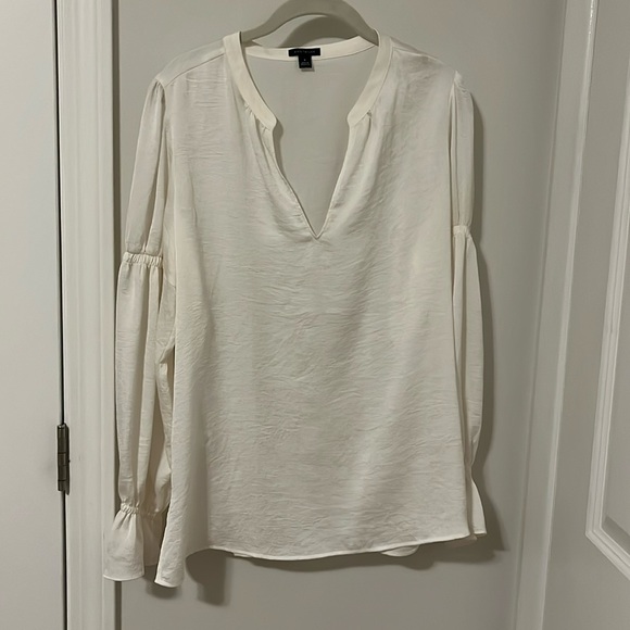 Ann Taylor ivory v neck house in size Medium - Picture 1 of 6